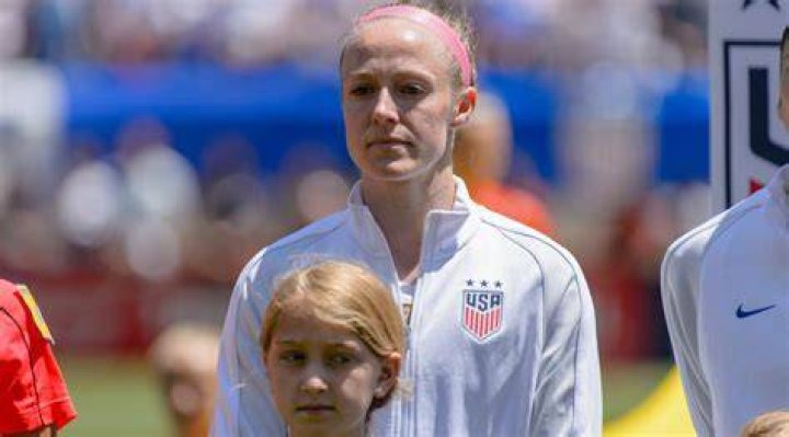 Captain USWNT Becky Sauerbrunn talks unequal paychecks and thinks that “healing process” is essential between US men and women players!! Captain USWNT Becky Sauerbrunn talks unequal paychecks and thinks that “healing process” is essential between US men and women players!!