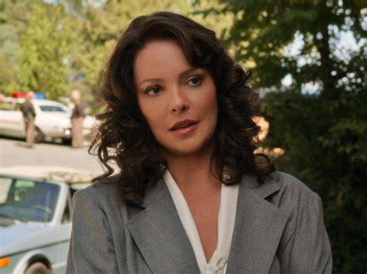 Firefly Lane. Katherine Heigl as Tully in episode 204 of Firefly Lane. Cr. Courtesy of Netflix © 2022 Firefly Lane. Katherine Heigl as Tully in episode 204 of Firefly Lane. Cr. Courtesy of Netflix © 2022