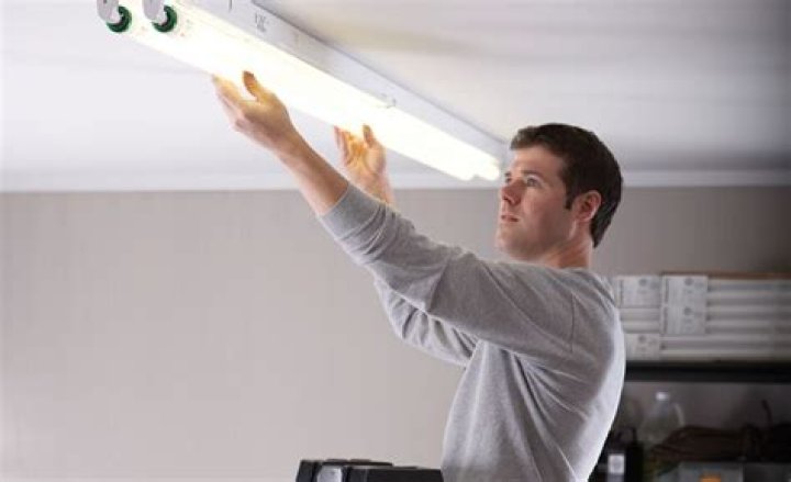 How long does a fluorescent tube last?