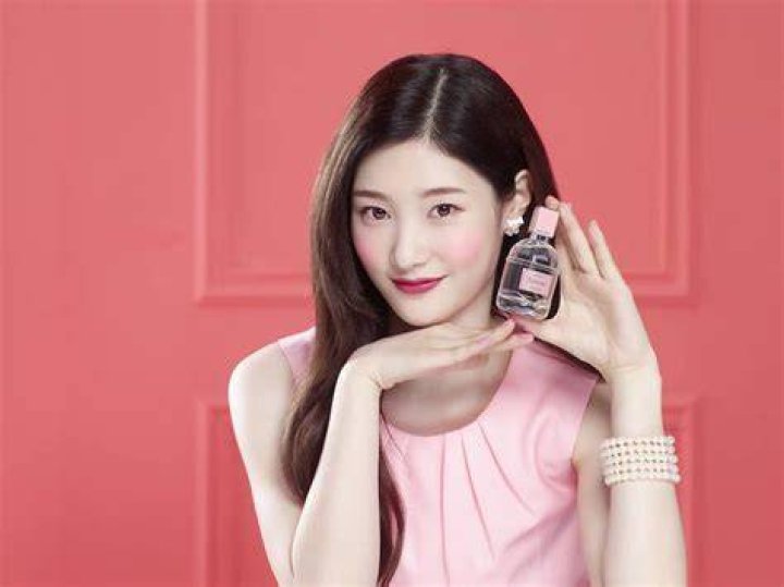 Jung Chae-yeon promoted the perfume brand After Blow.