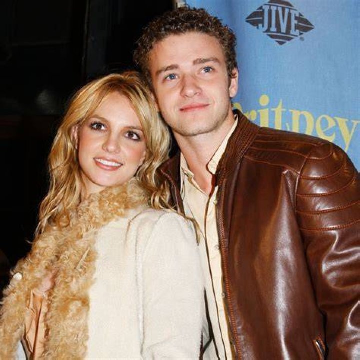 Justin Lends His Support To Britney