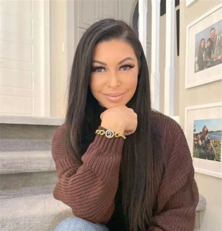 Kira Girard Bio (Wiki) 