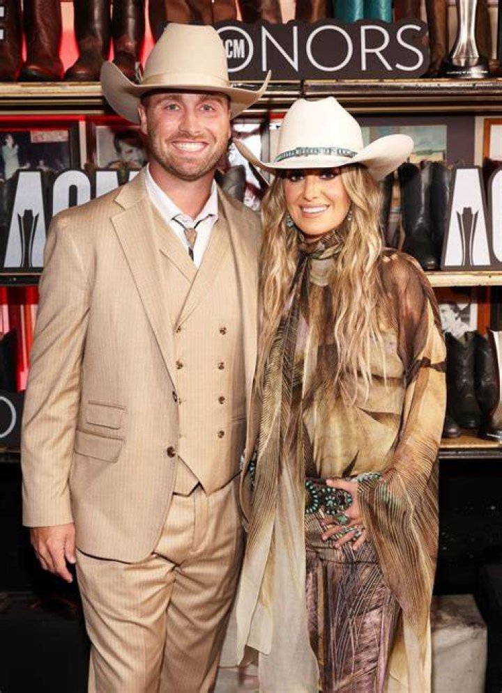 Lainey Wilson is dating Devlin Hodges.
