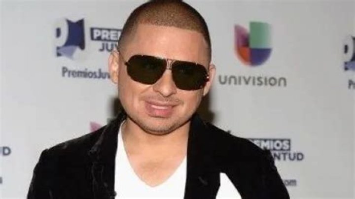 Larry Hernandez Bio (Wiki) 