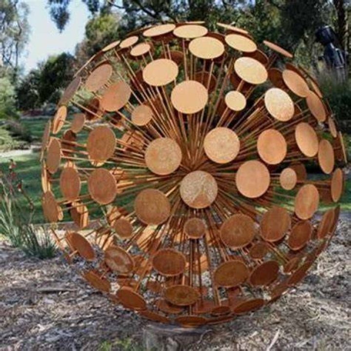 What is round sculpture?