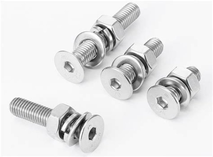 What order do bolts and washers go?